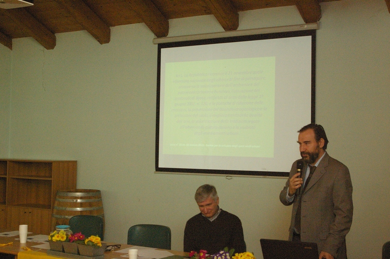 Avvio dei lavori del Convegno da parte del moderatore,  Prof. Marco Devecchi (Osservatorio del Paesaggio per il Monferrato e l Astigiano), ed illustrazione dei punti più significativi della Legge n. 10  del 14 gennaio 2013  [FOTO di Stefano Porta].