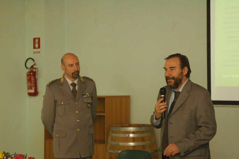 Introduzione da parte del Prof. Marco Devecchi alla relazione del Dott. Adriano Bruni del Comando provinciale di Alessandria del Corpo Forestale dello Stato  [FOTO di Stefano Porta].