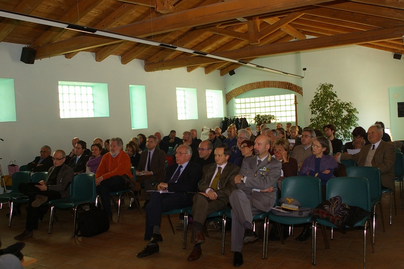 Veduta del folto pubblico presente al Convegno su "Salviamo gli alberi. Modalità operative di applicazione della nuova Legge n. 10  del 14 gennaio 2013 per la salvaguardia degli alberi monumentali, dei filari e delle alberate di particolare pregio paesaggistico, monumentale, storico e culturale dell astigiano" presso il Centro culturale "Il Forno"  di Villafranca d Asti  [FOTO di Stefano Porta].