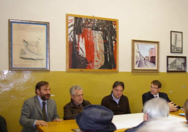 Introduzione all incontro da parte del Prof. Marco Devecchi (Presidente dell Osservatorio del Paesaggio per il Monferrato e l Astigiano). Al Tavolo dei relatori da (sx): Prof. Marco Devecchi, Ing. Livio Dezzani (Presidente della Commissione della Regione Piemonte per le Dichiarazioni di Notevole interesse pubblico del paesaggio), Avv. Fabrizio Brignolo (Sindaco della Città di Asti) e Avv. Davide Arri (Vice Sindaco di Asti ed Assessore all Urbanistica) [Foto di Angelo Porta].