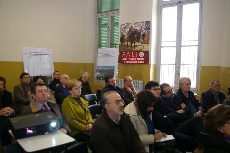 Folto pubblico presente all incontro di presentazione della Delibera di Giunta per la Richiesta di Dichiarazione di Notevole interesse pubblico del Paesaggio della Riviera del Tanaro [Foto di Angelo Porta].