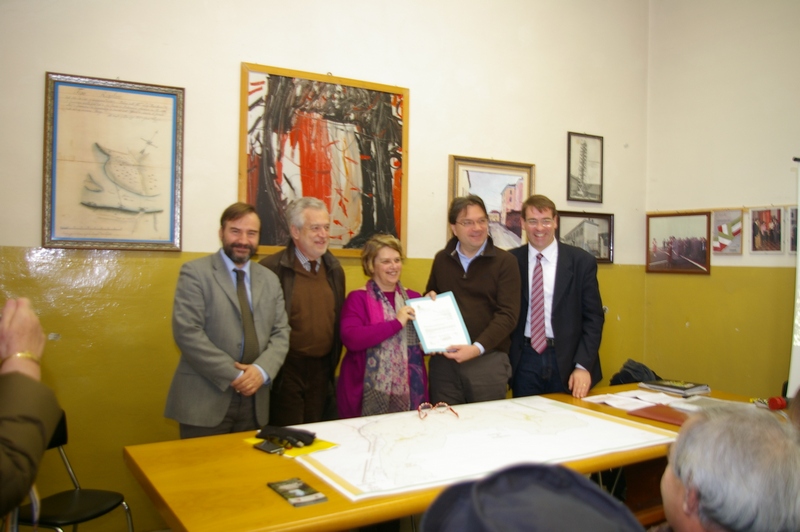 Momento della Consegna della della Delibera di Giunta per la Richiesta di Dichiarazione di Notevole interesse pubblico del Paesaggio della Riviera del Tanaro da parte del Sindaco di Asti, Avv. Fabrizio Brignolo all Assessore regionale all Urbanistica, Dott.ssa Giovanna Quaglia, e al Presidente della Commissione della Regione Piemonte per le Dichiarazioni di Notevole interesse pubblico del paesaggio, Ing. Livio Dezzani. Al tavolo dei relatori da (sx): Prof. Marco Devecchi (Presidente dell Osservatorio del Paesaggio per il Monferrato e l Astigiano), Ing. Livio Dezzani, Dott.ssa Giovanna Quaglia, Avv. Fabrizio Brignolo,  e Avv. Davide Arri (Vice Sindaco di Asti ed Assessore all Urbanistica) [Foto di Angelo Porta].