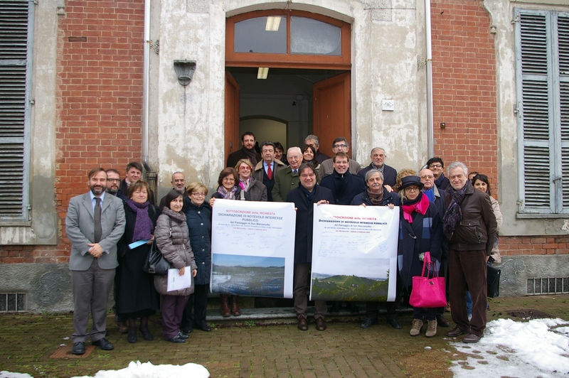 Foto scattata sabato 21 dicembre 2013 a ricordo dell avvenuta consegna della Delibera della Giunta della Città di Asti per la richiesta della Dichiarazione di notevole interesse pubblico del PAESAGGIO della RIVIERA DEL TANARO in base al Codice per i Beni culturali e il Paesaggio (Codice Urbani). Nella foto sono presenti i partecipanti all incontro, riuniti attorno ai MANIFESTI di richiesta della Dichiarazione sottoscritti dalla popolazione di San Marzanotto in data sabato 6 febbraio 2010. Al centro della foto il Sindaco di Asti, Avv. Fabrizio Brignolo [Foto di Angelo Porta].