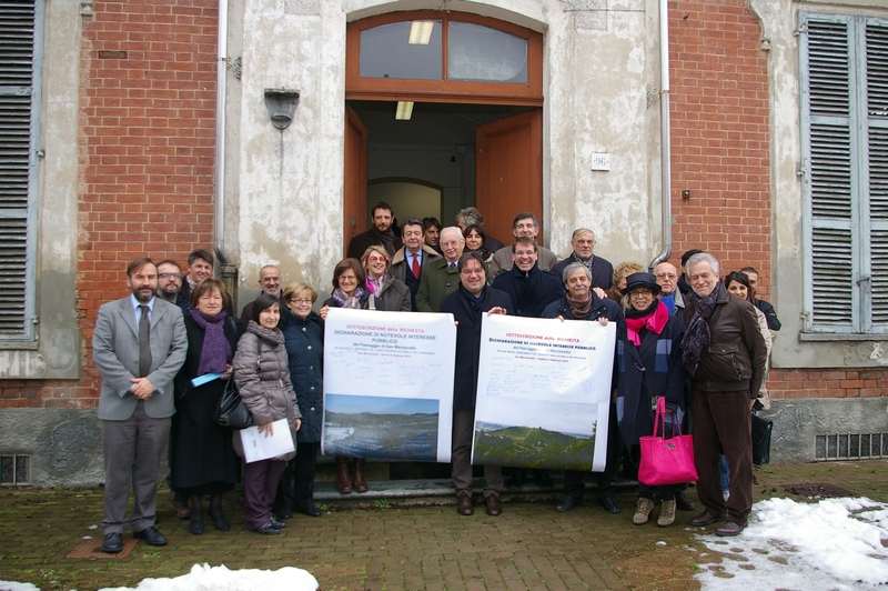 Foto scattata sabato 21 dicembre 2013 a ricordo dell avvenuta consegna della Delibera della Giunta della Città di Asti per la richiesta della Dichiarazione di notevole interesse pubblico del PAESAGGIO della RIVIERA DEL TANARO in base al Codice per i Beni culturali e il Paesaggio (Codice Urbani). Nella foto sono presenti i partecipanti all incontro, riuniti attorno ai MANIFESTI di richiesta della Dichiarazione sottoscritti dalla popolazione di San Marzanotto in data sabato 6 febbraio 2010. Al centro della foto il Sindaco di Asti, Avv. Fabrizio  Brignolo [Foto di Angelo Porta].