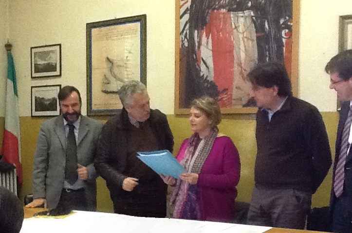 Momento della Consegna della Delibera di Giunta per la Richiesta di Dichiarazione di Notevole interesse pubblico del Paesaggio della Riviera del Tanaro da parte del Sindaco di Asti, Avv. Fabrizio Brignolo all Assessore regionale all Urbanistica, Dott.ssa Giovanna Quaglia, e al Presidente della Commissione della Regione Piemonte per le Dichiarazioni di Notevole interesse pubblico del paesaggio, Ing. Livio Dezzani. Al tavolo dei relatori da (sx): Prof. Marco Devecchi (Presidente dell Osservatorio del Paesaggio per il Monferrato e l Astigiano), Ing. Livio Dezzani, Dott.ssa Giovanna Quaglia, Avv. Fabrizio Brignolo,  e Avv. Davide Arri (Vice Sindaco di Asti ed Assessore all Urbanistica) [Foto di Mariangela Cotto].