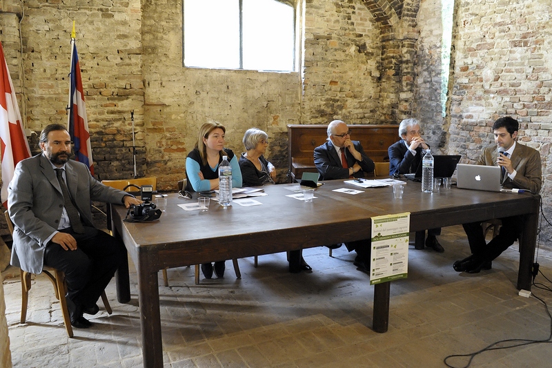 Tavolo dei relatori del Convegno su "Le potenzialità del territorio tra economia, servizi e valorizzazione" nell ambito della quinta edizione del Festival del paesaggio agrario ad Asti presso Palazzo Gazelli,  Sabato 15 Giugno2013. Da (sx): Prof. Marco Devecchi, Dott.ssa Annalisa Conti, Prof.ssa Laurana Lajolo, Dott. Carlo Cerrato, Prof. Enrico Ercole e Arch. Giovanni Currado [Foto di Franco Rabino].