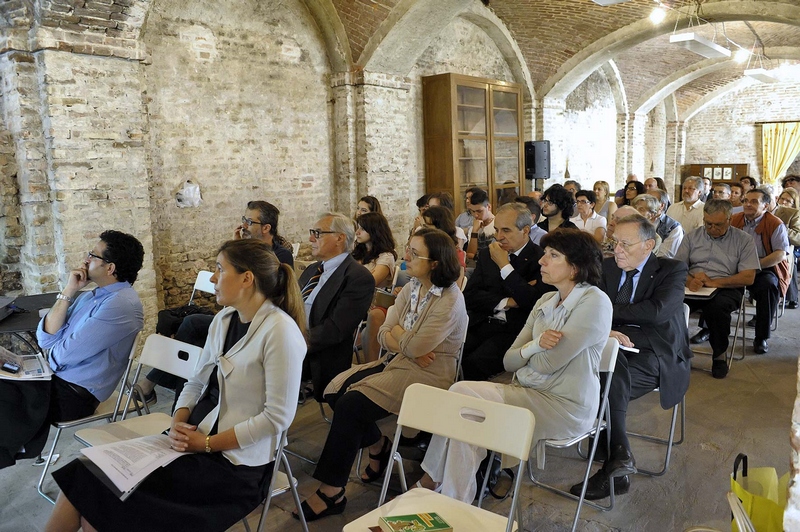 Veduta del folto pubblico presente in sala presso Palazzo Gazelli ad Asti [Foto di Franco Rabino].