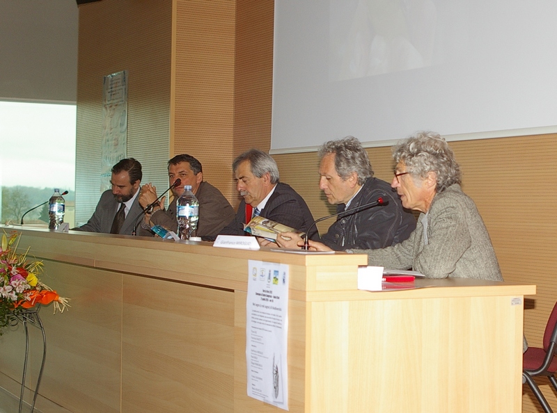 Veduta del Tavolo dei relatori del Convegno "Nel segno (o nel sogno) di biodiversità. La biodiversità come termine di scienza e di studio. Ma anche un obiettivo e un diritto, un bene comune e un opportunità. Un segno di cultura e di sviluppo e un sogno carico di emozioni e affetti"  Da (sx): Marco Devecchi, Paolo Baldi, Franco Cavagnino, Filippo Romagnolo e Gianfranco Miroglio [Foto di Francesco Devecchi].