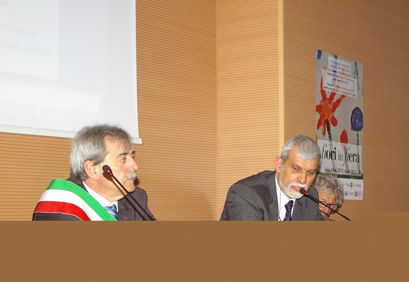 Relazione di Sergio Baino, assessore al Turismo e Manifestazioni del Comune di Isola d Asti su "Dai Comuni Fioriti ai progetti di Isola d Asti per il 2013" e Premiazione Concorso Balconi fioriti [Foto di Francesco Devecchi].