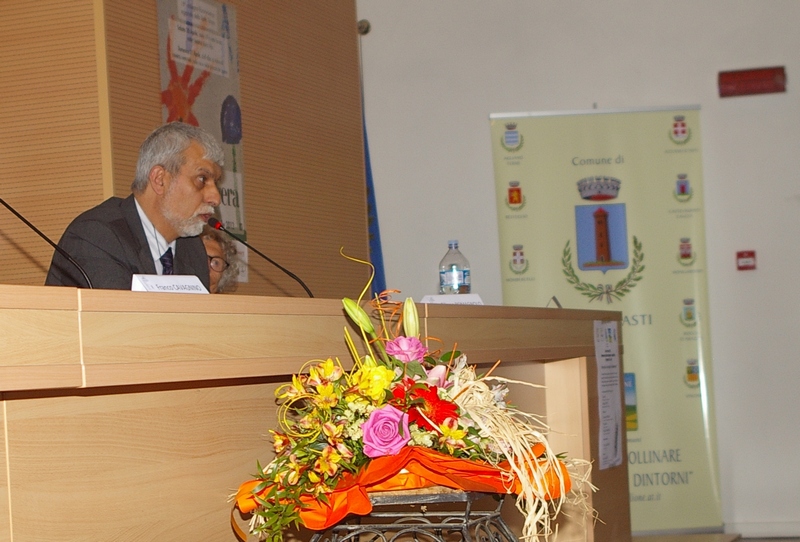 Relazione di Sergio Baino, assessore al Turismo e Manifestazioni del Comune di Isola d Asti su "Dai Comuni Fioriti ai progetti di Isola d Asti per il 2013" e Premiazione Concorso Balconi fioriti [Foto di Francesco Devecchi].