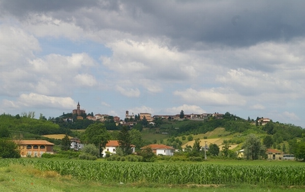 Veduta dell'abitato di Isola Villa in un contesto paesaggistico di grande pregio.