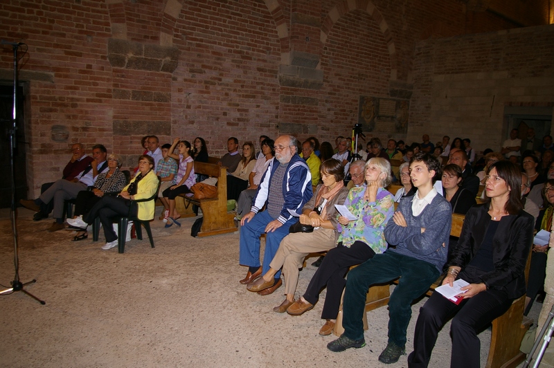 Folto pubblico presente al Concerto "Echi dal Barocco italiano" presso la Canonica di Santa Maria di Vezzolano.