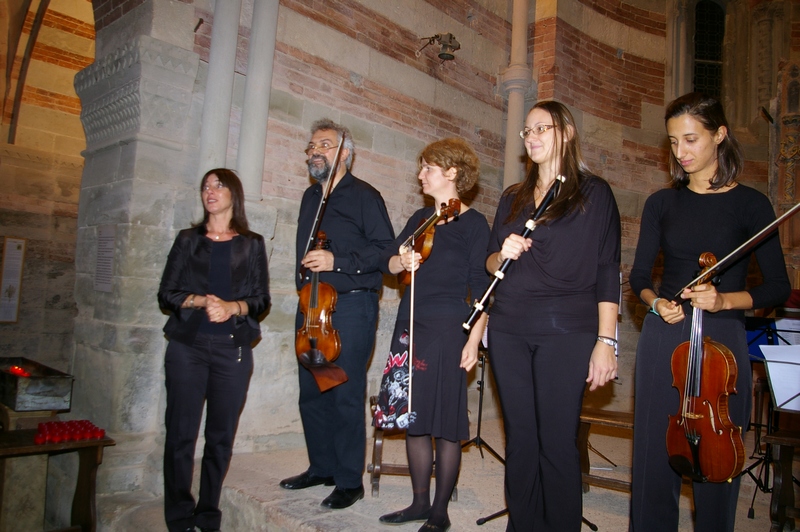 I musicisti di Ensemble Barocco "il Castello": Enrico Groppo (violino barocco), Luisa Ratti (violino barocco), Mauro Righini (viola da braccio), Giulia Bombonati (viola da braccio), Gualtiero Marangoni (viola da gamba), Federico Bagnasco (violone), Luisa Besenval (traversiere), Fabio Rizza (liuto, arciliuto e chitarra barocca) e Matteo Rabolini (percussioni).