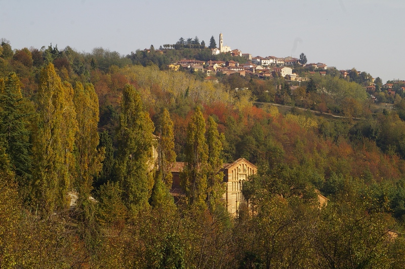 Veduta nella veste autunnale dello straordinario paesaggio agrario in cui è immersa la Canonica di Santa Maria di Vezzolano.