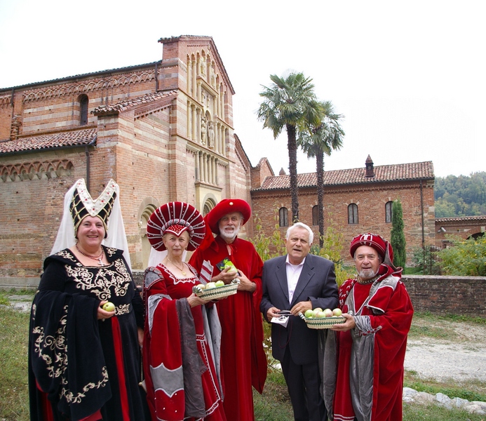 Calorosa accoglienza dei figuranti in costume medioevale dei partecipanti al VII Incontro di studi "Percorsi del romanico astigiano" su "Quale Medioevo per il turismo culturale. Medioevo vero, rifatto, inventato" presso la Canonica di Santa Maria di Vezzolano, Sabato 28 settembre 2013. Nella foto il Prof. Dario Rei, Presidente del Frutteto di Vezzolano.