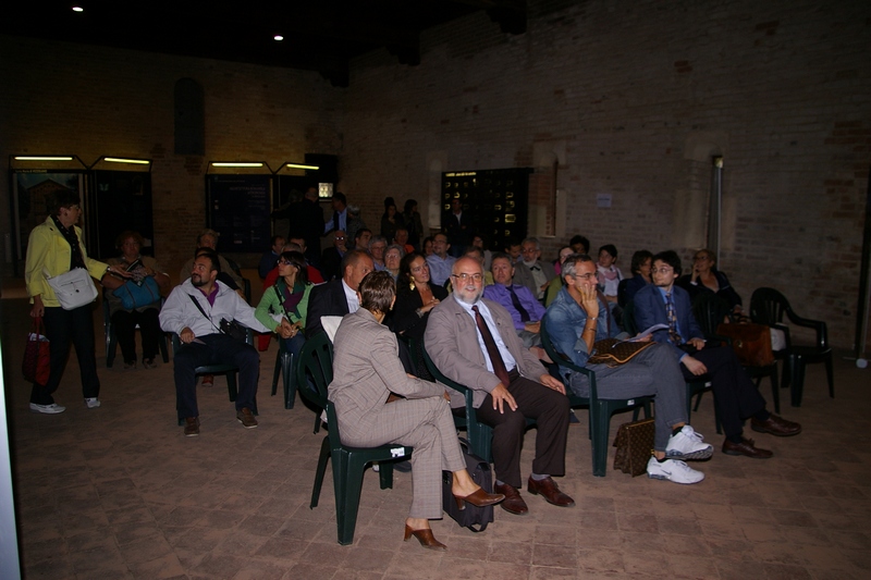 Veduta del folto pubblico presente in sala al VII Incontro di studi "Percorsi del romanico astigiano" su "Quale Medioevo per il turismo culturale. Medioevo vero, rifatto, inventato" presso la Canonica di Santa Maria di Vezzolano, Sabato 28 settembre 2013. 