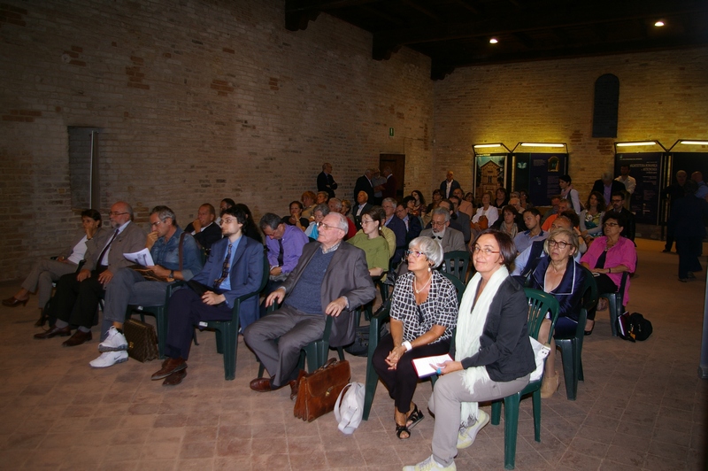 Veduta del folto pubblico presente in sala al VII Incontro di studi "Percorsi del romanico astigiano" su "Quale Medioevo per il turismo culturale. Medioevo vero, rifatto, inventato" presso la Canonica di Santa Maria di Vezzolano, Sabato 28 settembre 2013. 