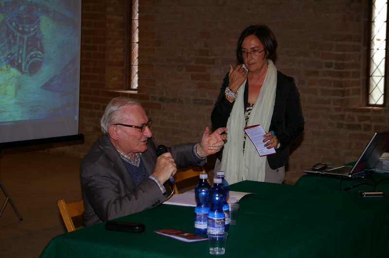 Relazione del Prof. Aldo Settia (Università di Pavia) su "Medioevo a Vezzolano, fantasia e realtà: non Carlomagno ma Barbarossa". Nella foto l Arch. Cristina Lucca, Direttore della Canonica di Santa Maria di Vezzolano e Moderatore del Convegno.