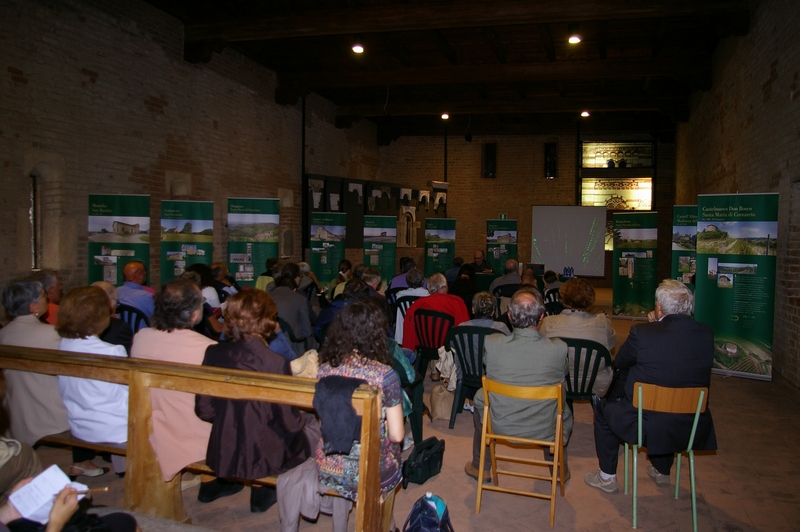 Veduta del folto pubblico presente in sala al VII Incontro di studi "Percorsi del romanico astigiano" su "Quale Medioevo per il turismo culturale. Medioevo vero, rifatto, inventato" presso la Canonica di Santa Maria di Vezzolano, Sabato 28 settembre 2013. 