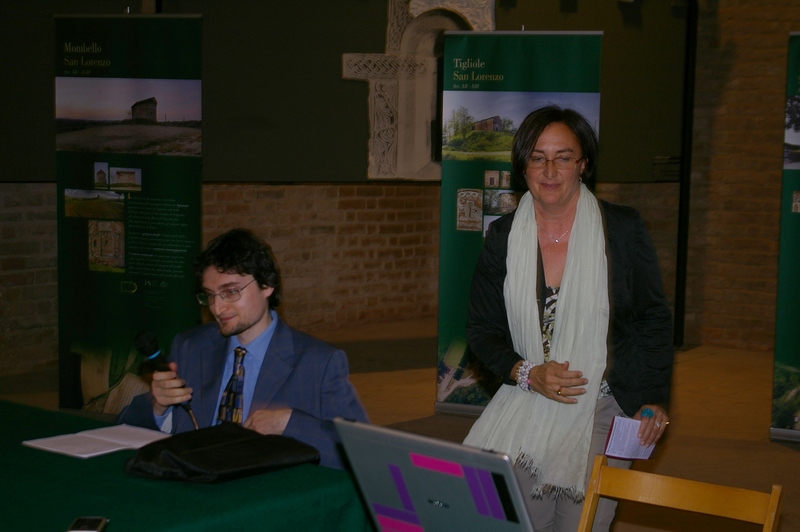 Relazione del Dott. Ezio Claudio Pia, (CRISM Torino - Centro Studi Renato Bordone, AT) su "Medioevo inventato, medioevo sognato: la lettura di Renato Bordone".Nella foto l Arch. Cristina Lucca, Direttore della Canonica di Santa Maria di Vezzolano e Moderatore del Convegno.