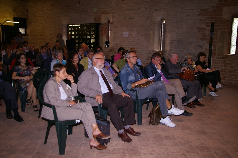 Veduta del folto pubblico presente in sala al VII Incontro di studi "Percorsi del romanico astigiano" su "Quale Medioevo per il turismo culturale. Medioevo vero, rifatto, inventato" presso la Canonica di Santa Maria di Vezzolano, Sabato 28 settembre 2013. 