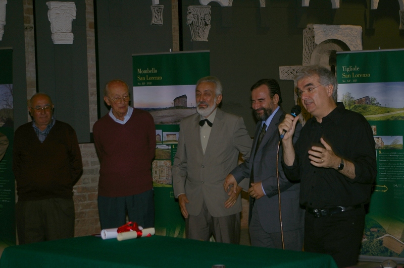 Laudatio del Dott. Franco Correggia dell attività svolta a favore del paesaggio astigiano da parte dell Avv. Emilio Lombardi, premiato per l anno 2013 come "Alfiere del paesaggio astigiano". Nella foto da (sx): Sig. Luigi Dorella, Ing. Francesco Garetto, Avv. Emilio Lombardi, Prof. Marco Devecchi e Dott. Franco Correggia [Foto di Angelo Porta].