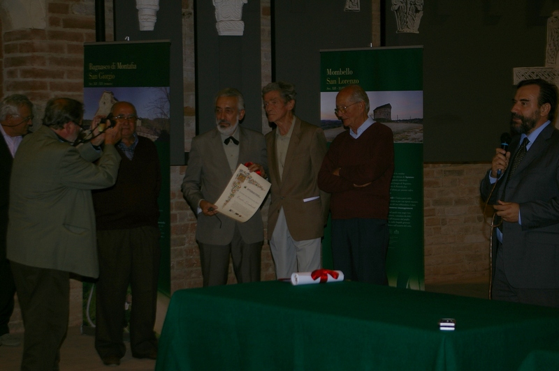 Consegna della pergamena attestante il Premio da parte dell Ing. Giuseppe Ratti (Alfiere del Paesaggio astigiano 2011) all Avv. Emilio Lombardi. Nella foto da (sx): Prof. Dario Rei, Dott. Giuseppe Fassino, Sig. Luigi Dorella, Avv. Emilio Lombardi, Ing. Giuseppe Ratti, Ing. Francesco Garetto e Prof. Marco Devecchi [Foto di Angelo Porta].