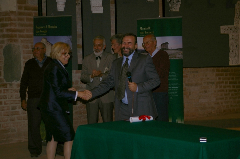 Saluto di benvenuto da parte del Prof. Marco Devecchi (Presidente dell Osservatorio del Paesaggio per il Monferrato e l Astigiano) alla Dott.ssa Silvana Bruna (Sindaco di Passerano Marmorito), premiata come "Amico del Paesaggio 2013". Nella foto da (sx): Sig. Luigi Dorella, Dott.ssa Silvana Bruna, Avv. Emilio Lombardi, Ing. Giuseppe Ratti, Prof. Marco Devecchi e Ing. Francesco Garetto [Foto di Angelo Porta].