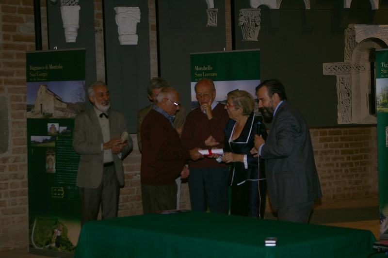 Consegna da parte del Sig. Luigi Dorella della pergamena, attestante il Premio di "Amico del paesaggio Astigiano 2013"alla Dott.ssa Silvana Bruna, Sindaco di Passerano Marmorito. Nella foto da (sx): Avv. Emilio Lombardi, Ing. Giuseppe Ratti, Sig. Luigi Dorella, Ing. Francesco Garetto, Dott.ssa Silvana Bruna e Prof. Marco Devecchi [Foto di Angelo Porta].