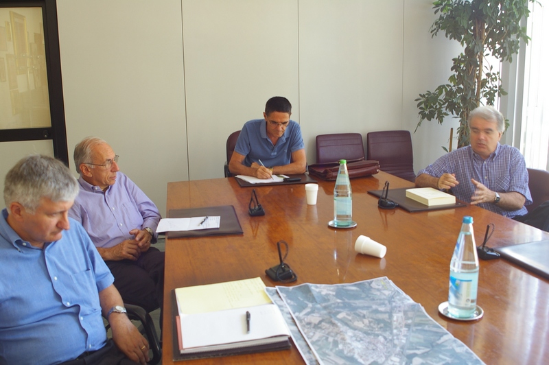 Contributo di riflessione da parte del Dott. Franco Correggia (Presidente dell Associazione Terra, Boschi, Gente e Memorie). Nella foto: il Dott. Paolo Guercio (Dirigente del Settore Agricoltura della Provincia di Asti), il Dott. Guido Cavalla (Sindaco di Villafranca d Asti) e l Ing. Angelo Porta (Presidente del Circolo Valtriversa di Legambiente).