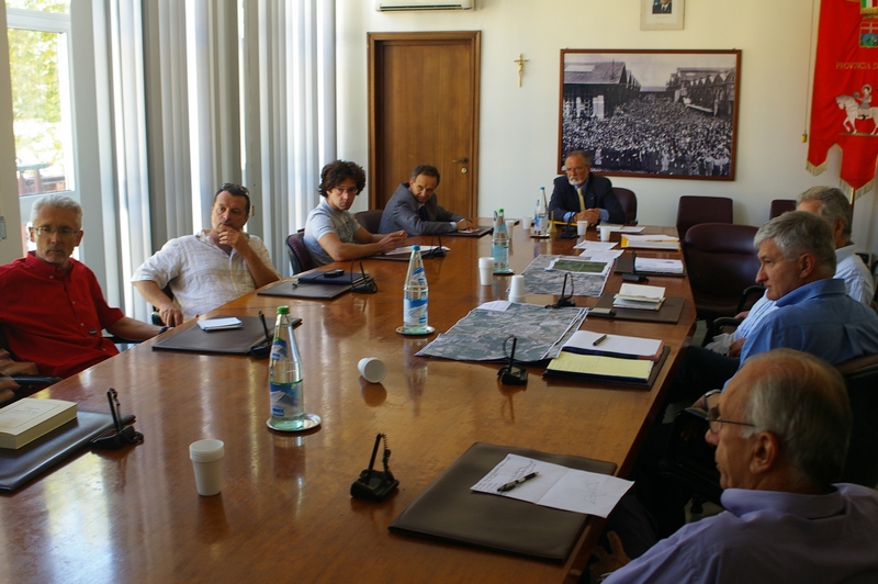 Partecipanti all incontro informativo voluto dalla Provincia di Asti per illustrare l indagine valutativa condotta ai fini dell individuazione degli alberi pericolosi da abbattere lungo la ex strada statale 10 (padana inferiore). Nella foto da (sx in senso orario): Dott. Massimo Tirone (Società Italiana di Arboricoltura), Dott. Gianni Forte (Vice Presidente dell Ordine dei Dottori Agronomi e Forestali della Provincia di Asti), Dott. Alessandro Risso (Consigliere dell Ordine dei Dottori Agronomi e Forestali della Provincia di Asti), Dott. Paolo Ponta (Vice Prefetto della Provincia di Asti), S.E. il Prefetto Dott. Alberto Ardia (Commissario straordinario della Provincia di Asti), Dott. Giancarlo Dapavo (Presidente del Circolo Gaia Legambiente di Asti), Ing. Angelo Porta (Presidente del Circolo Legambiente Valtriversa) e il Dott. Guido Cavalla (Sindaco di Villafranca d Asti) [Foto di Marco Devecchi - Presidente dell Osservatorio del Paesaggio per il Monferrato e l Astigiano].