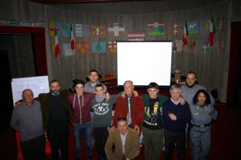 Foto ricordo con gli studenti dell Istituto Andriano di Castelnuovo Don Bosco, il Corpo forestale dello Stato, il Sig. Luigi Dorella (Curatore del Frutteto di Vezzolano), il Prof. Marco Devecchi, il Dott. Giorgio Musso (Sindaco di Castelnuovo Don Bosco) e il Dott. Angelo Porta (Presidente del Circolo Legambiente Valtriversa).