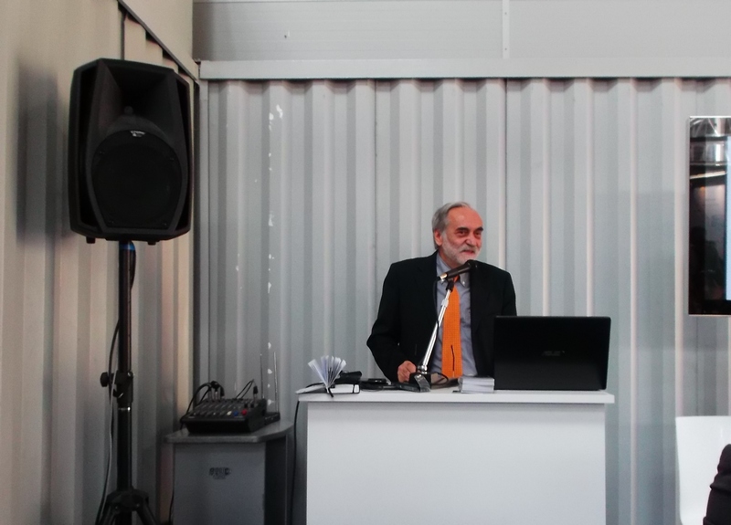 Relazione dell  Ing.  Giorgio Boldini (Presidente dell AIVEP - Associazione Italiana del Verde Pensile e Componente del "Comitato per lo sviluppo del Verde Pubblico") su ""Attuazione della nuova legge sul verde urbano" in occasione di "Smart Green, come intraprendere una politica urbana che passi per il greening urbano" nell ambito di  "Smart City Exhibition 2013" a  Bologna Fiere, mercoledì 16 ottobre 2013 [Foto di Angelo Rossi].