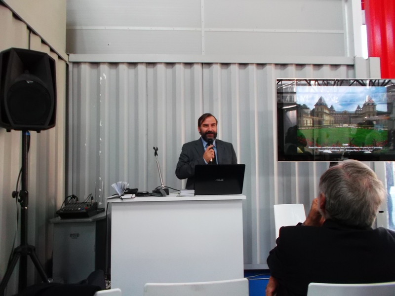 Relazione del Prof. Marco Devecchi (Dipartimento di Scienze agrarie, forestali e alimentari dell Università di Torino) su "Il verde tecnologico per la qualità di vita nei contesti urbani Labs" in occasione di "Smart Green, come intraprendere una politica urbana che passi per il greening urbano" nell ambito di  "Smart City Exhibition 2013" a  Bologna Fiere,mercoledì 16 ottobre 2013. [Foto di Angelo Rossi].