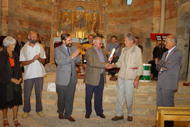 Momento della consegna del riconoscimento di Alfiere del Paesaggio Astigiano all Ing. Giuseppe Ratti.