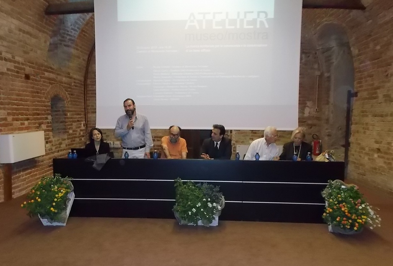 Saluto iniziale del Prof. Marco Devecchi (Osservatorio del Paesaggio per il Monferrato  e l Astifiano) all incontro di studio su "Solai in gesso del Piemonte - La ricerca territoriale per la conoscenza e la conservazione di un bene diffuso" presso il Castello di Moncucco Torinese. Al Tavolo dei rellatori da (sx): Prof.ssa Nannina Spanò (Politecnico di Torino), Prof. Marco Devecchi, Prof. Gianluigi Nicola (Nicola Restauri), Dott. Nicola Grande (Sindaco di Moncucco Torinese), Prof. Lorenzo Mamino (Politecnico di Torino) e Prof.ssa Clara Bertolini (Politecnico di Torino) [Foto di Mirella Zitti].