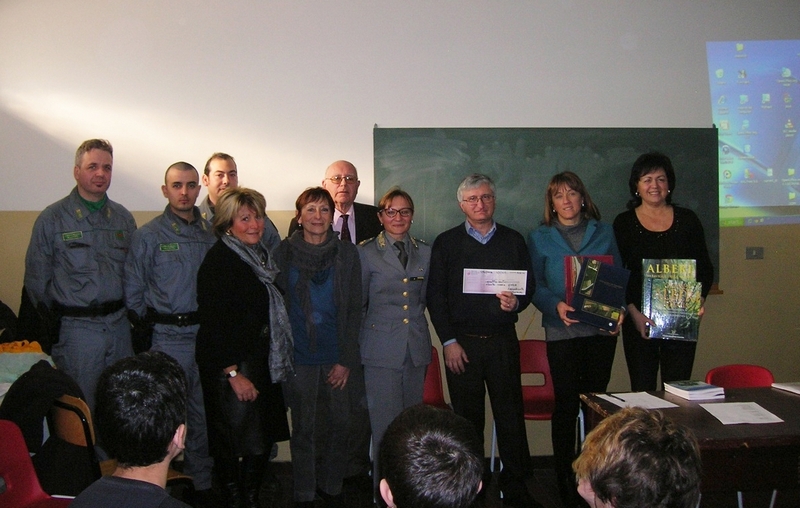 Cerimonia di Premiazione dei ragazzi e delle ragazze delle seconde e terze classi della scuola media G. Goria di Villafranca che hanno partecipato all iniziativa "Alla ricerca di nonno albero" in collaborazione con le Amministrazioni comunali astigiane, Legambiente Valtriversa, il Corpo Forestale dello Stato e l Osservatorio del Paesaggio per il Monferrato e l Astigiano [Foto Circolo Legambiente Valtriversa].