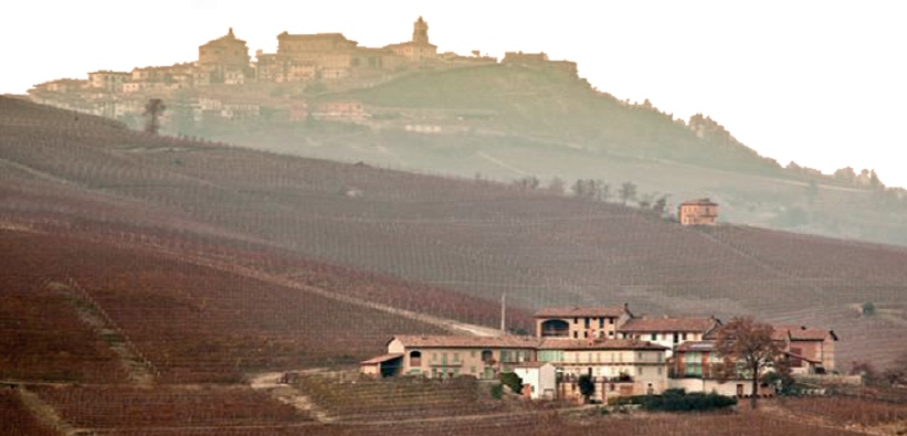 Veduta degli straordinari paesaggi viticoli di La Morra, ove Palas Cerequio Barolocruresort di Michele Chiarlo ha ottenuto una menzione speciale al Concorso "La Fabbrica nel Paesaggio", insieme all Istituto di Istruzione Superiore Umberto I Scuola Enologica Alba.