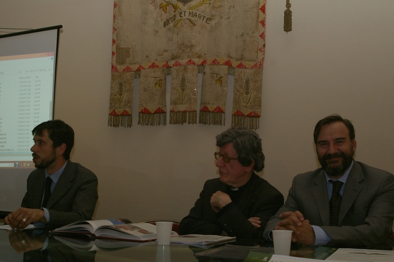 Tavolo dei relatori all incontro di presentazione del Volume della Cassa di Risparmio di Asti su "Tra Gotico e Neo gotico. Le Chiese parrocchiali astigiane", Da (sx): Dott. Gian Battista Garbarino, Don Vittorio Croce e Prof. Marco Devecchi [Foto di Franca Roso].