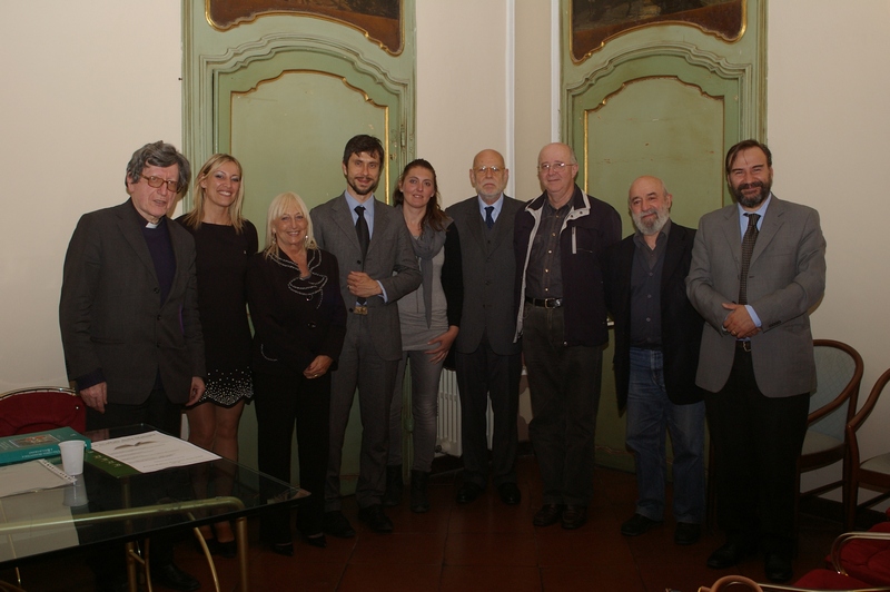 Foto ricordo al termine della presentazione del libro "Tra Gotico e Neo Gotico. Le chiese parrocchiali dell Astigiano" Da (sx): Don Vittorio Croce (Curatore del Volume), Assessore Franca Roso, Dott. Gian Battista Garbarino, Dott.ssa Simona Bragagnolo, Arch. Lionello Archetti Maestri, Prof. Carlo Prosperi, Dott. Angelo Arata dell Istituto internazionale di Studi Liguri. e Prof. Marco Devecchi.