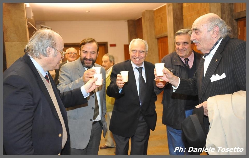 Brindisi al termine dell incontro con il Dott. Bruno Draccone, l editore Lorenzo Fornaca, Marco Devecchi e il proprietario del Castello di Variglie [Foto di Daniele Tosetto].