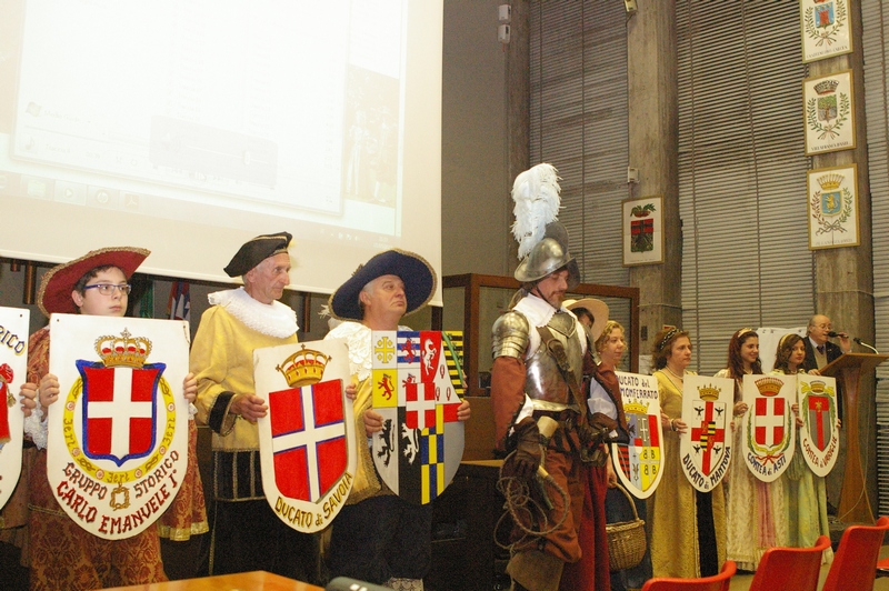 Presentazione della XVII edizione della Rievocazione storica programmata al Castello di Variglie della Battaglia e della Firma del Trattato di pace della prima Guerra del Monferrato da parte del "Gruppo storico Carlo Emanuele I" da parte del Dott. Bruno Draccone ad Asti presso il Palazzo della Provincia (venerdì 3 maggio 2013). 