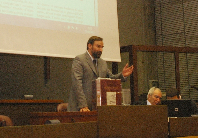 Presentazione del Libro "Monferrato splendido Patrimonio" ad Asti presso il Palazzo della Provincia (venerdì 3 maggio 2013) da parte del curatore ed editore Lorenzo Fornaca e dell Autore del capitolo sul paesaggio Prof. Marco Devecchi, Presidente dell Osservatorio del Paesaggio per il Monferrato e l Astigiano [Foto di Maria Ferlisi].