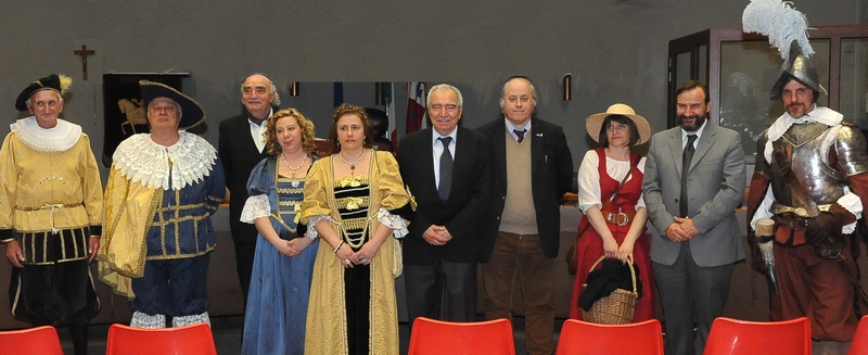 Foto ricordo al termine dell incontro con i figuranti della rievocazione storica, il proprietario del Castello di Variglie, il Curatore Lorenzo Fornaca del Volume "Monferrato Splendido Patrimonio" e l Autore del capitolo sul paesaggio, Marco Devecchi [Foto di Daniele Tosetto].