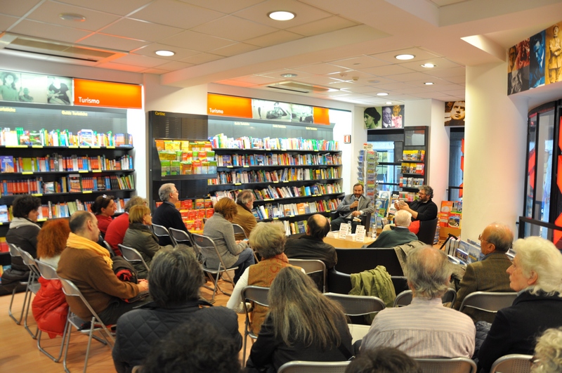 Veduta del folto ed attento pubblico presente all incontro di di presentazione del libro di Tiziano Fratus su "Manuale del perfetto cercatore d alberi" a Torino presso la libreria Feltrinelli (mercoledì 3 aprile 2013).