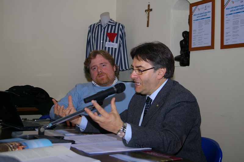 Introduzione alla presentazione del Libro "Vigne in volo. I vigneti di Langhe, Monferrato e Roero visti dal cielo" da parte del Dott. Roberto Cerrato (Presidente Associazione per il patrimonio Paesaggi Vitivinicoli Langhe-Roero e Monferrato). Al Tavolo dei relatori, il fotografo Fabio Polosa [Foto di Angelo Porta].