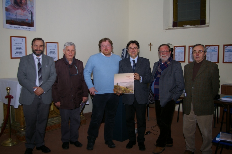 Foto ricordo al termine della presentazione del Libro Vigne in volo. I vigneti di Langhe, Monferrato e Roero visti dal cielo" . Da (sx): Marco Devecchi, Fabio Polosa, Roberto Cerrato, Giuseppe Fassino e Giancarlo Montaldo [Foto di Angelo Porta].