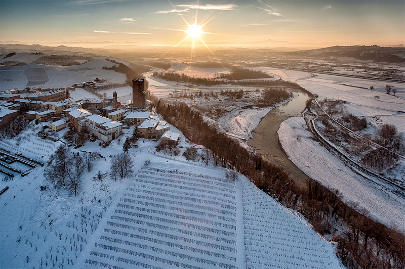 Veduta aerea degli straordinari paesaggi viticoli di Langhe, Monferrato e Roero negli scatti artistici del fotografo Fabio Polosa.