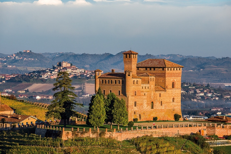 Veduta aerea degli straordinari paesaggi viticoli di Langhe, Monferrato e Roero negli scatti artistici del fotografo Fabio Polosa.