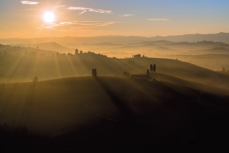 Veduta aerea degli straordinari paesaggi viticoli di Langhe, Monferrato e Roero negli scatti artistici del fotografo Fabio Polosa.
